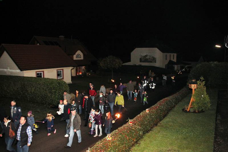 Durchs ganze Dorf sind Lichter bei den Häusern aufgestellt.