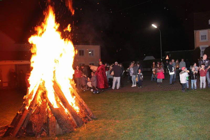 So das Martinsfeuer brennt und nun werden die Martinsbrezeln verteilt, lecker.