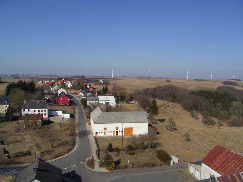 Koxhausen von Kirchturm aus gesehen in Richtung Oberdorf und dem allerersten damals grten Windparks (12 Windrder) in der Sdeifel 