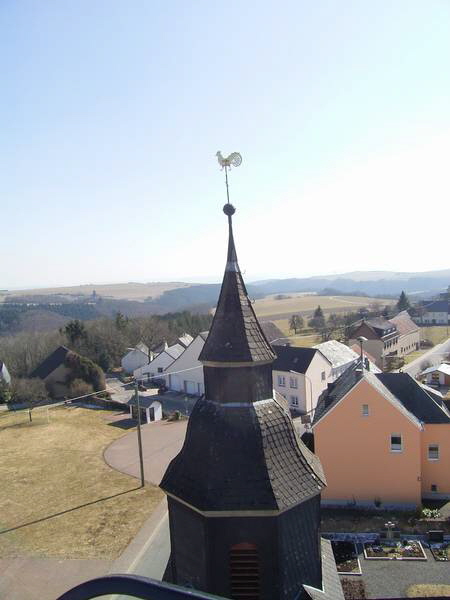 Der Kirchturm mit dem goldenen Hahn der immer alles in Blick hat (wenn kein Nebel ist) 