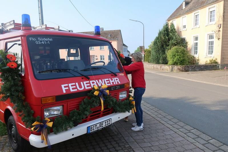 So noch etwas Blumenschmuck und fertig, sieht gut aus, das habt Ihr schön gemacht.