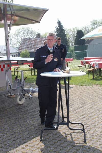 Wehrführer der FFW Koxhausen Helmut Jakoby bei der Ansprache, die mit dem Dank an Pastor Peifer für die schöne Feier und der Einsegnung des Fahrzeuges und der Begrüßung der Ehrengäste begann.