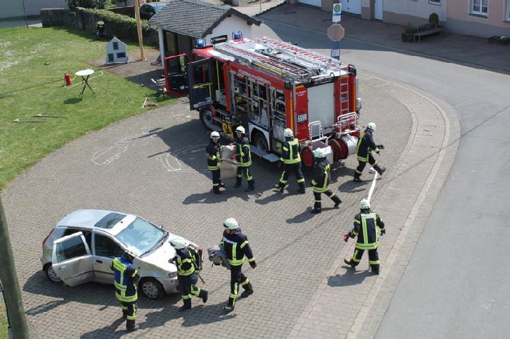 Die Ersthelfer auf dem Weg zum Unfallopfer.