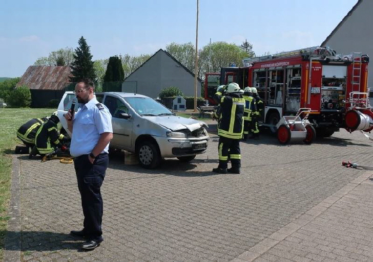 Der Stellvertretende Wehrleiter Christian Hammes kommentierte und erklärte den Zuschauern die Einzelheiten und Vorgehensweise bei der Rettung bei einem Autounfall.